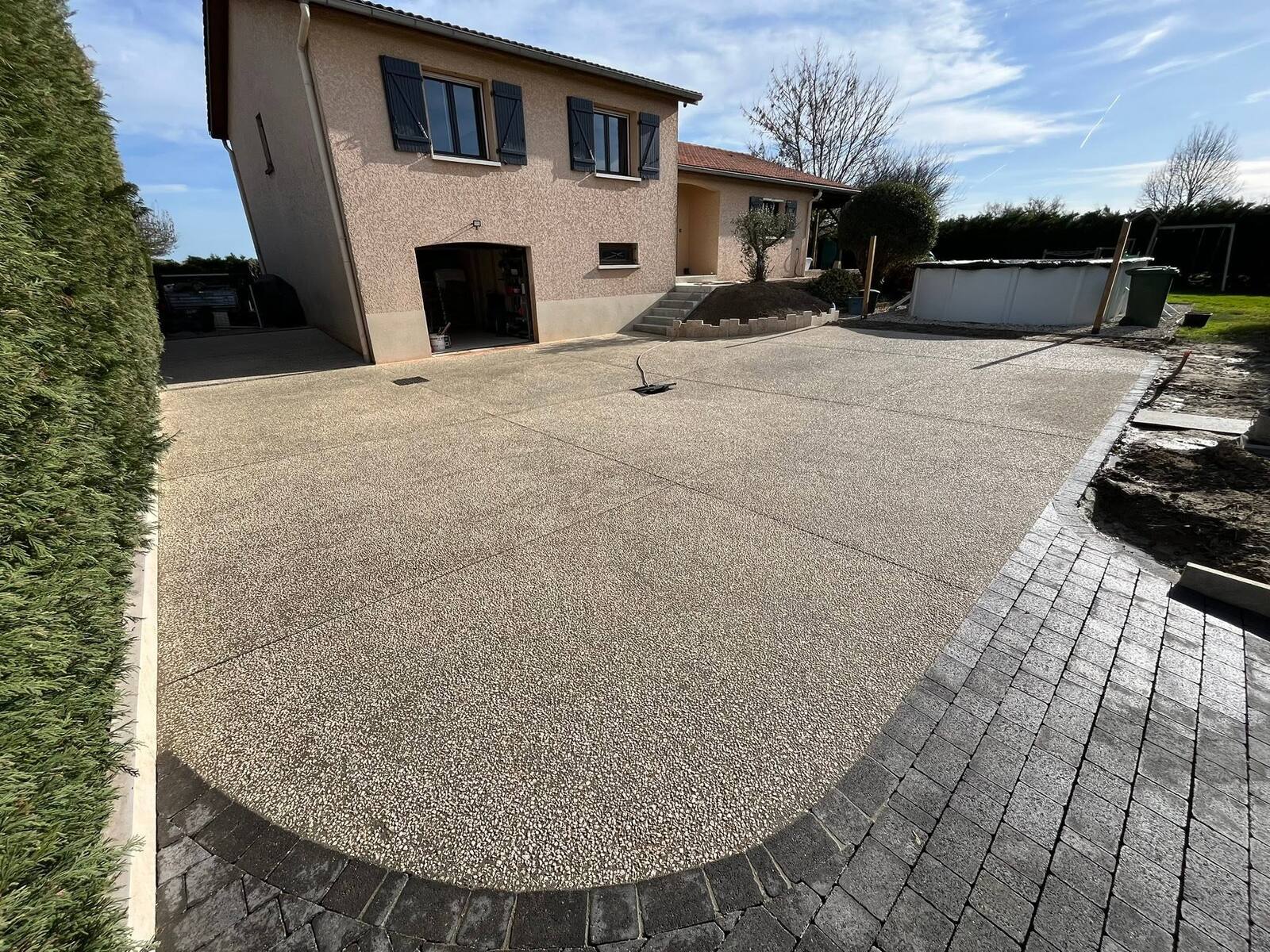Cour extérieure en béton désactivé