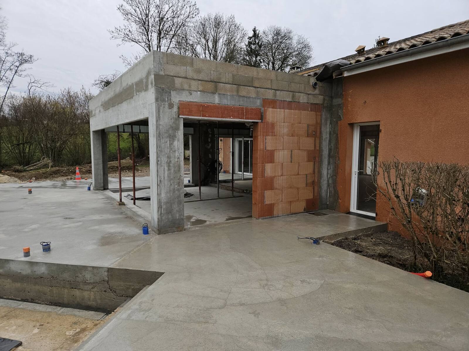 Extension en béton et brique
