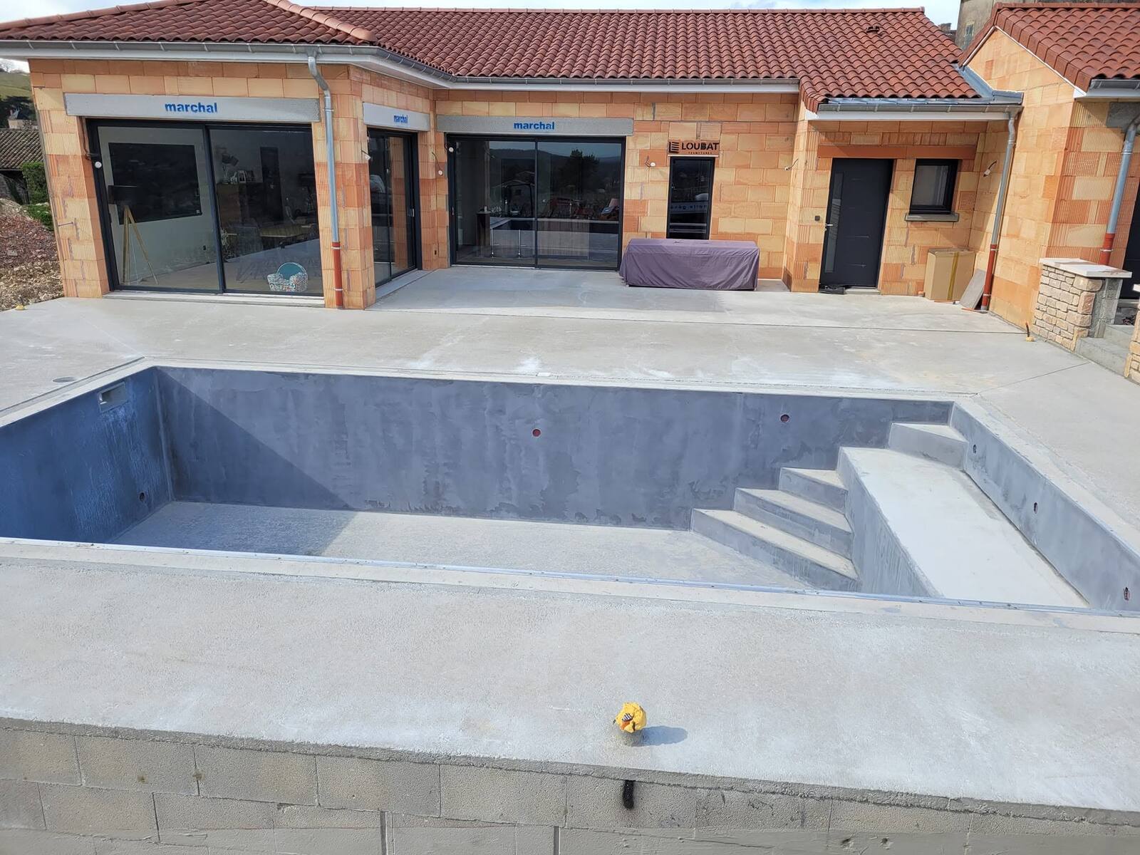 Bassin de piscine en béton